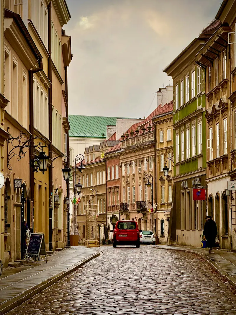 Brukowana uliczka Starego Miasta w Warszawie