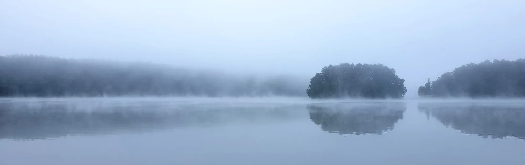 Jezioro Garczyn we mgle o poranku