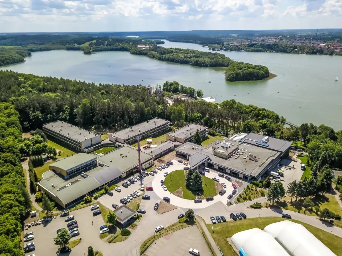 Widok z lotu ptaka na zabudowania hotelu nad jeziorem Czos