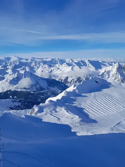 Panorama lodowca Pitztal z wyratrakowanymi trasami