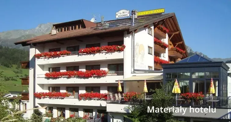 Hotel Bergblick latem, z pelargoniami na balkonach