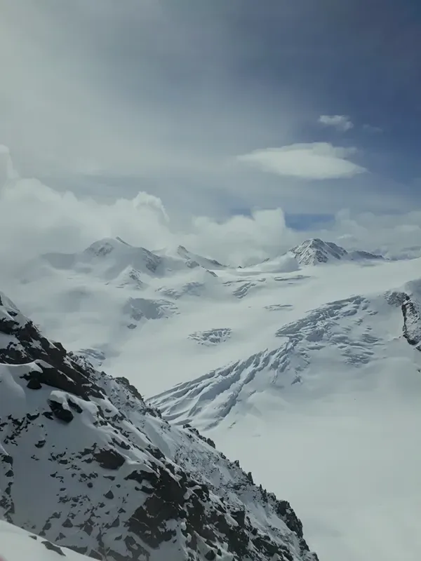Panorama lodowca Pitztal z chmurami nad graniami