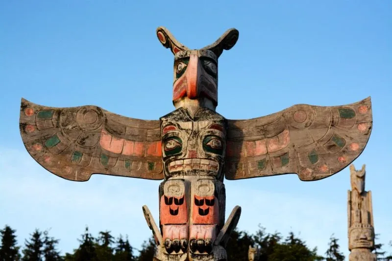 Totem First Nations z rozłożonymi skrzydłami na tle nieba
