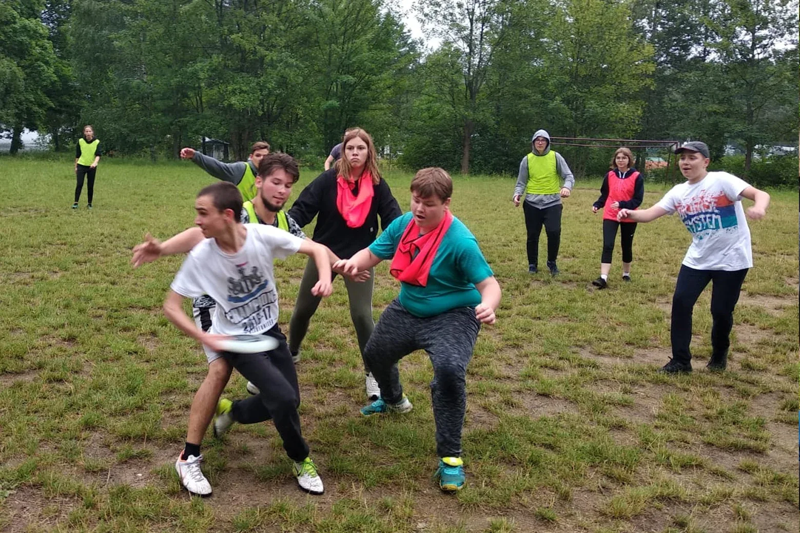 Gra w ultimate frisbee na trawiastym boisku