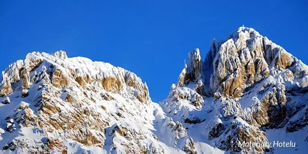 Skalne granie Dolomitów w słońcu nad Passo San Pellegrino