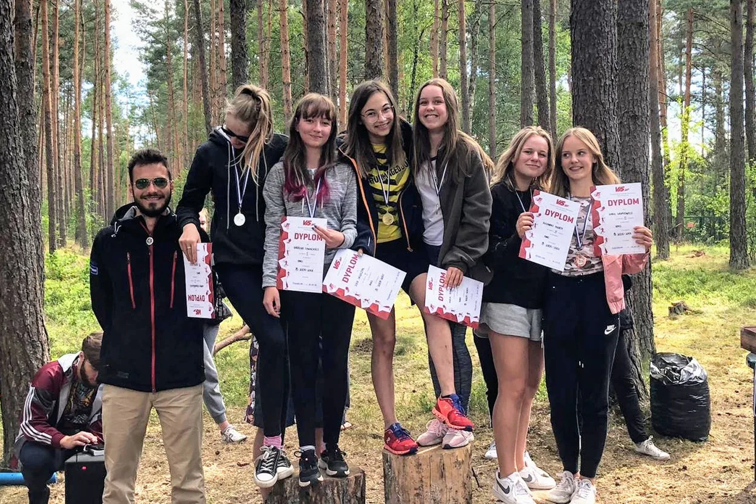 Uczestniczki z dyplomami i medalami po zawodach obozowych