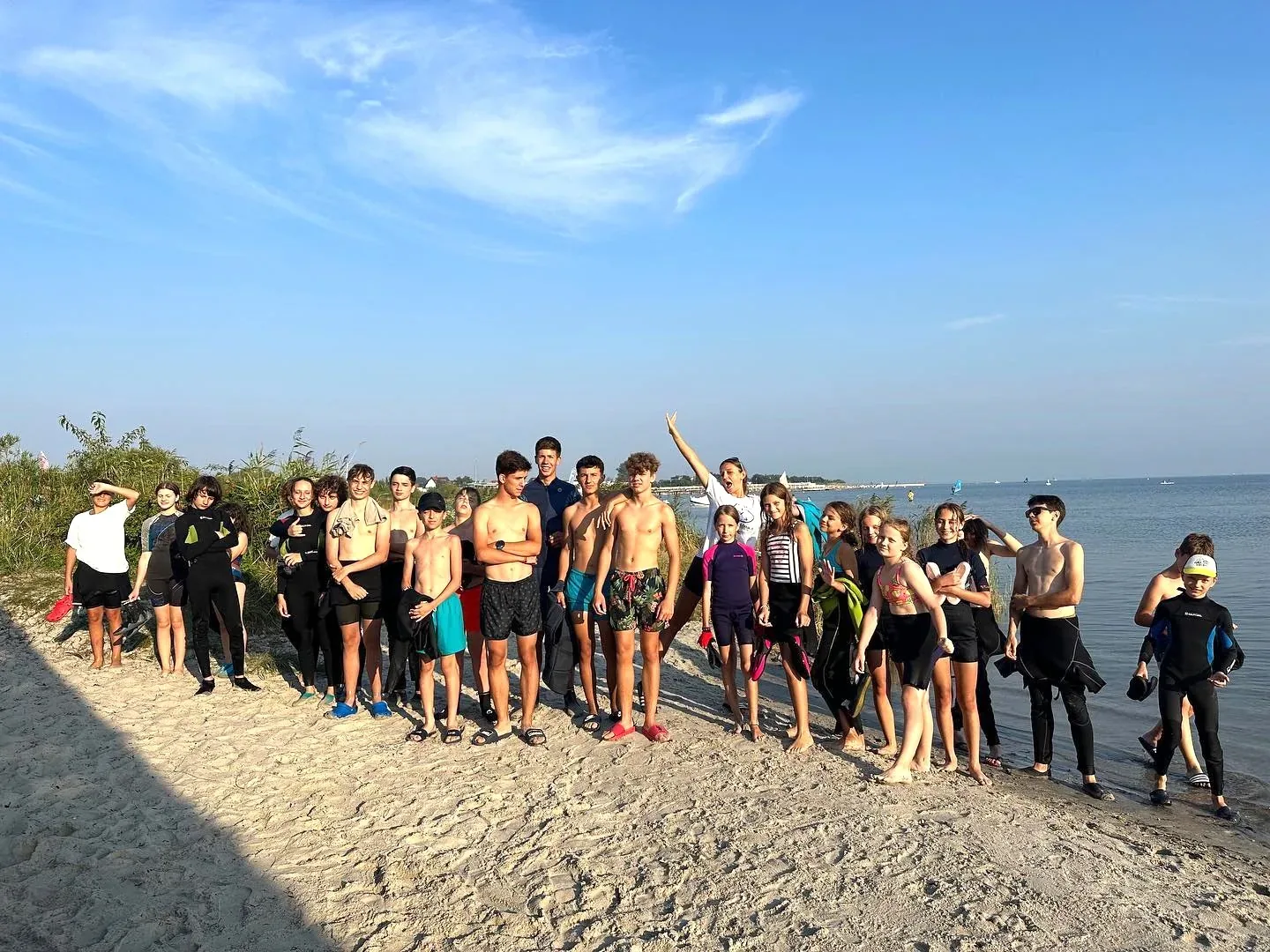 Grupa uczestników na plaży pod wieczór