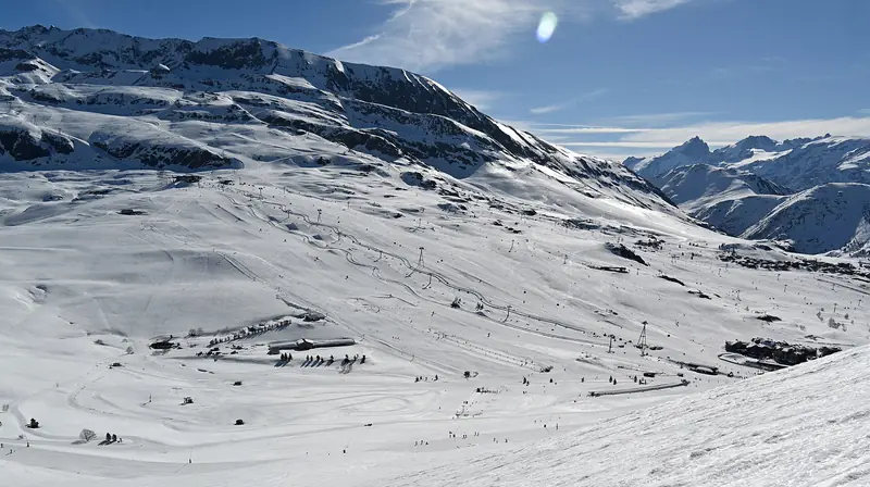 Rejon Les Jeux w Alpe d'Huez: szerokie zaśnieżone stoki i wyciągi nad doliną