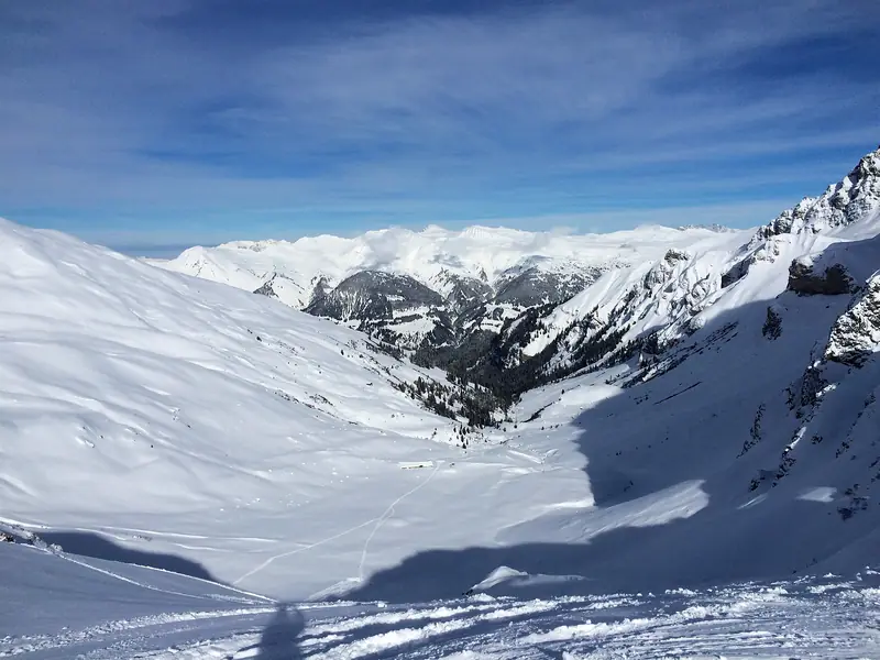 Zaśnieżona dolina Urdental między Arosą, Lenzerheide i Tschiertschen, teren jazdy poza trasami