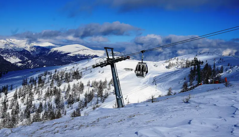 A gondola above the snowy Bad Kleinkirchheim slopes, a panorama of the snow-covered Nockberge