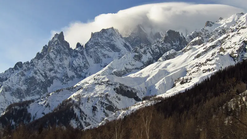 Masyw Mont Blanc zimą widziany z Val Ferret nad Courmayeur, ośnieżone iglice i lasy