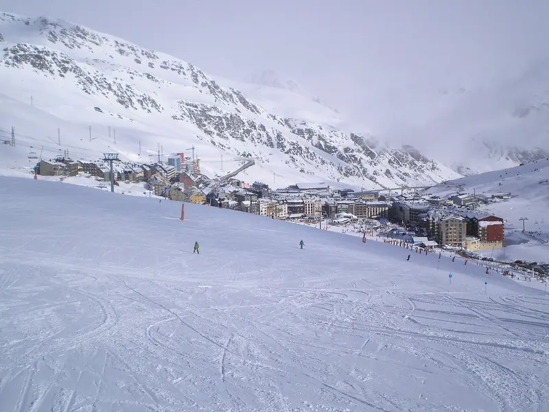 Zaśnieżone stoki nad Pas de la Casa widziane spod szczytu Pic d'Envalira