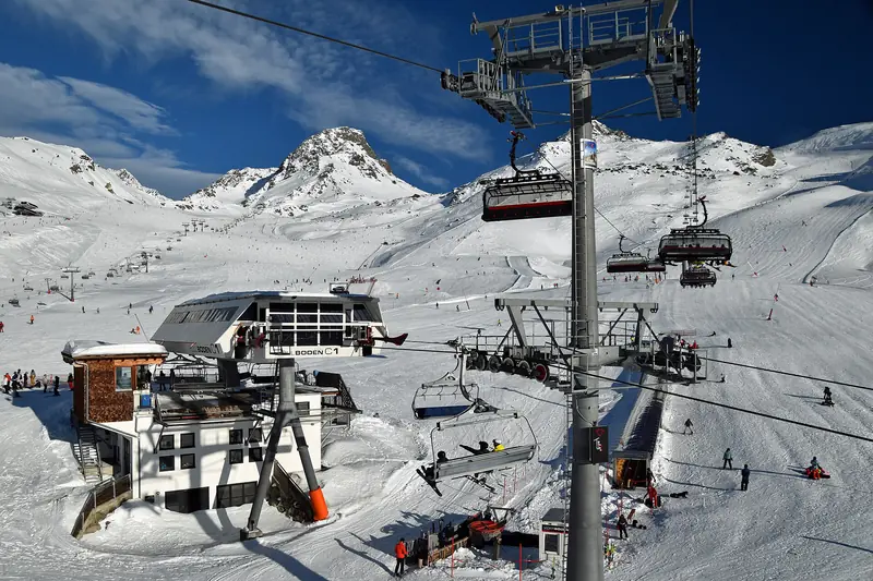Kolej Flimjochbahn krzyżująca się z Höllbodenbahn nad stokami Ischgl