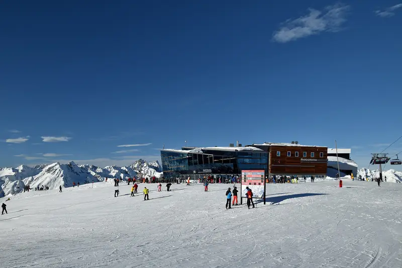 Restauracja Pardorama przy trasie w Ischgl, narciarze na stoku
