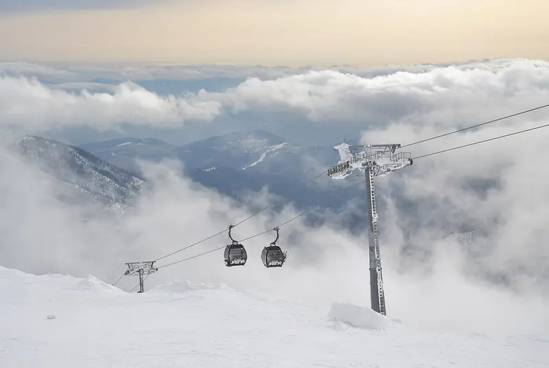 Gondola Kosodrevina – Chopok nad warstwą chmur, po południowej stronie grzbietu