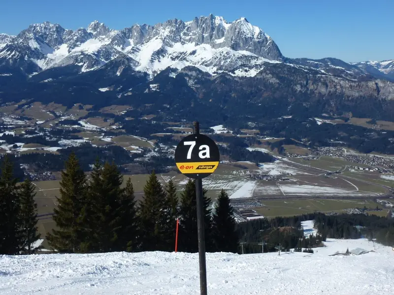 Czarna trasa na Kitzbüheler Horn, w tle masyw Wilder Kaiser nad doliną