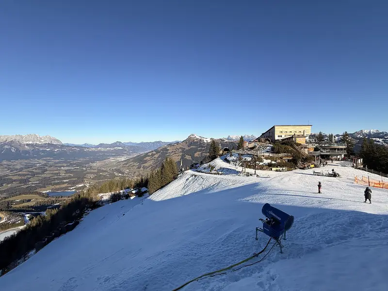 Rejon startu wyścigu Hahnenkamm nad Kitzbühel, armatka śnieżna przy krawędzi stoku