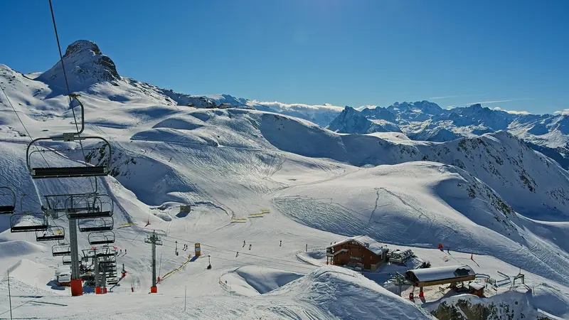 Widok ze szczytowej stacji wyciągu Guillis na trasy La Plagne