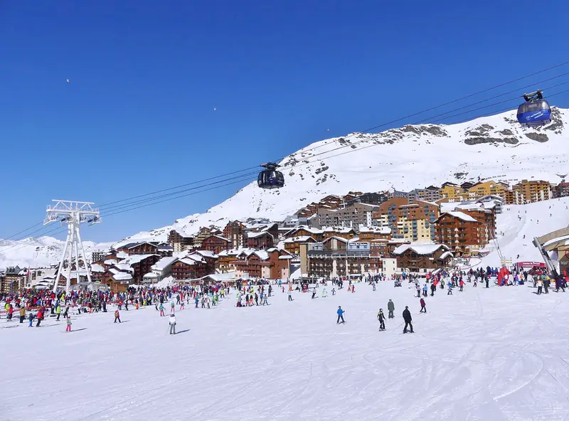 Zbieg tras u stóp Val Thorens, narciarze przed stacjami wyciągów