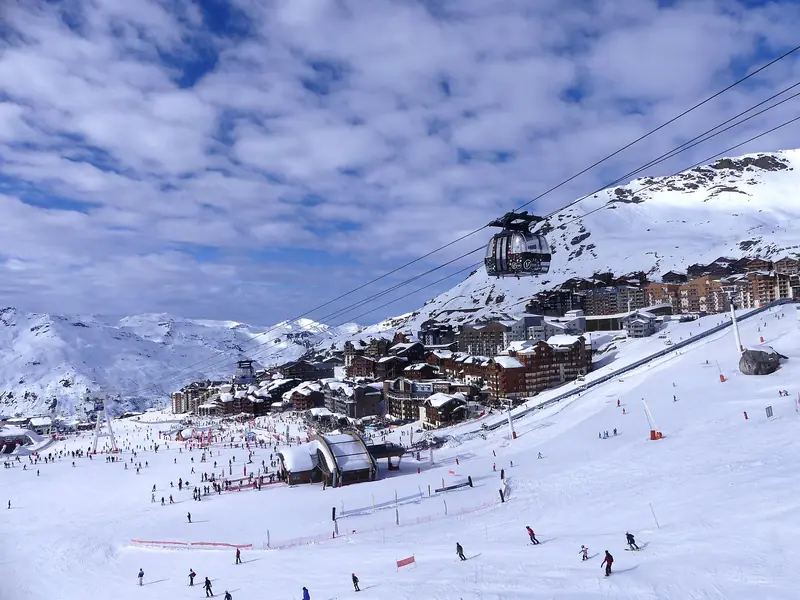 Val Thorens i kolej Funitel nad zabudową ośrodka