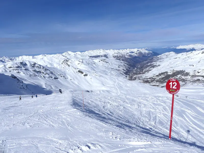 Czerwona trasa spod Cime de Caron do Val Thorens, tyczka z numerem przy krawędzi
