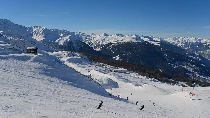 Widok ze szczytowej stacji wyciągu Vagere w stronę La Plagne