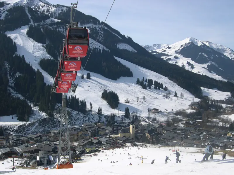 Gondola Kohlmaisbahn nad Saalbach-Hinterglemm, w dole zabudowa doliny, w tle Schattberg i Zwölferkogel