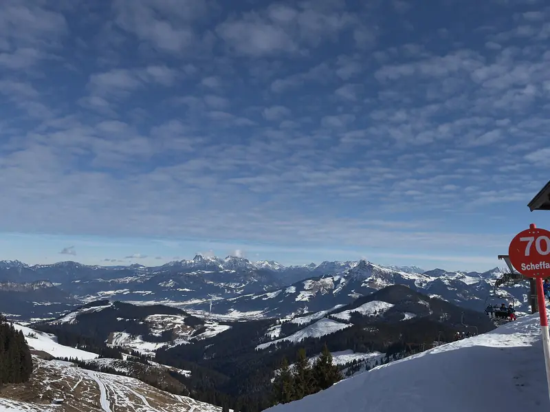 Widok z trasy 70 nad Scheffau na ośnieżone grzbiety Wilder Kaiser-Brixental
