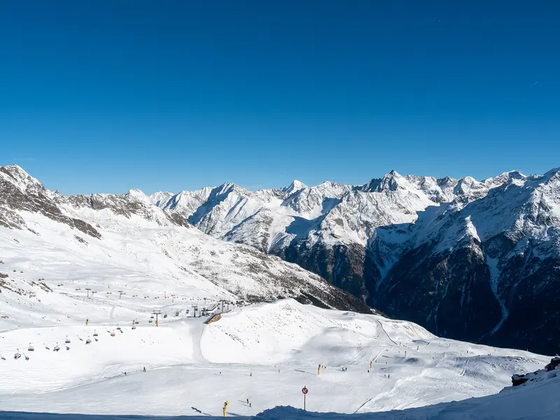 Stoki Sölden spod schroniska Rotkoglhütte, w tle Alpy Sztubajskie
