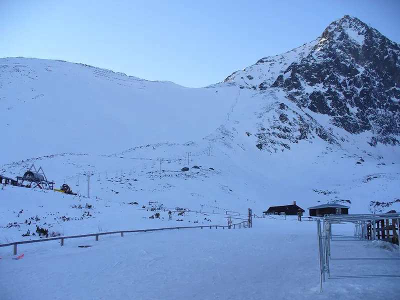 A snowy slope with the top lift station below the peak in the Lomnické sedlo area