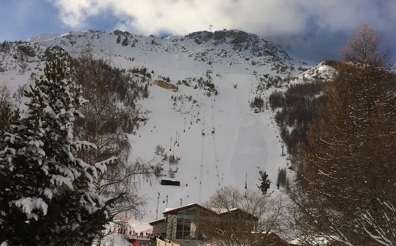 Face de Bellevarde nad centrum Val d'Isère, trasy schodzące do zabudowy