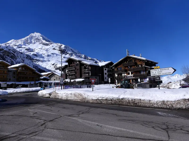 Tignes 1800 i ściana Grande Paréi nad ośnieżoną doliną