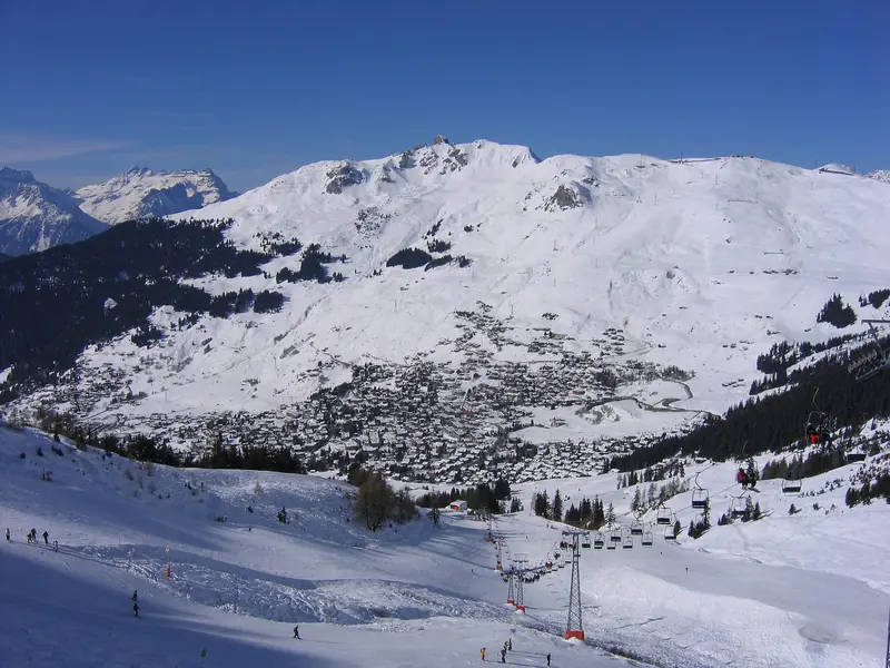 Verbier na zaśnieżonej półce nad doliną, trasy i wyciągi wokół zabudowy