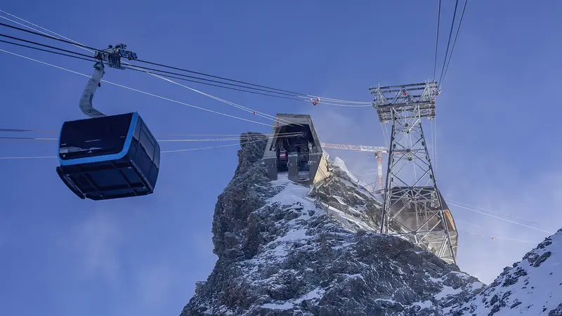 Kabiny kolei linowej z Trockener Steg na Klein Matterhorn, w tle ośnieżone szczyty